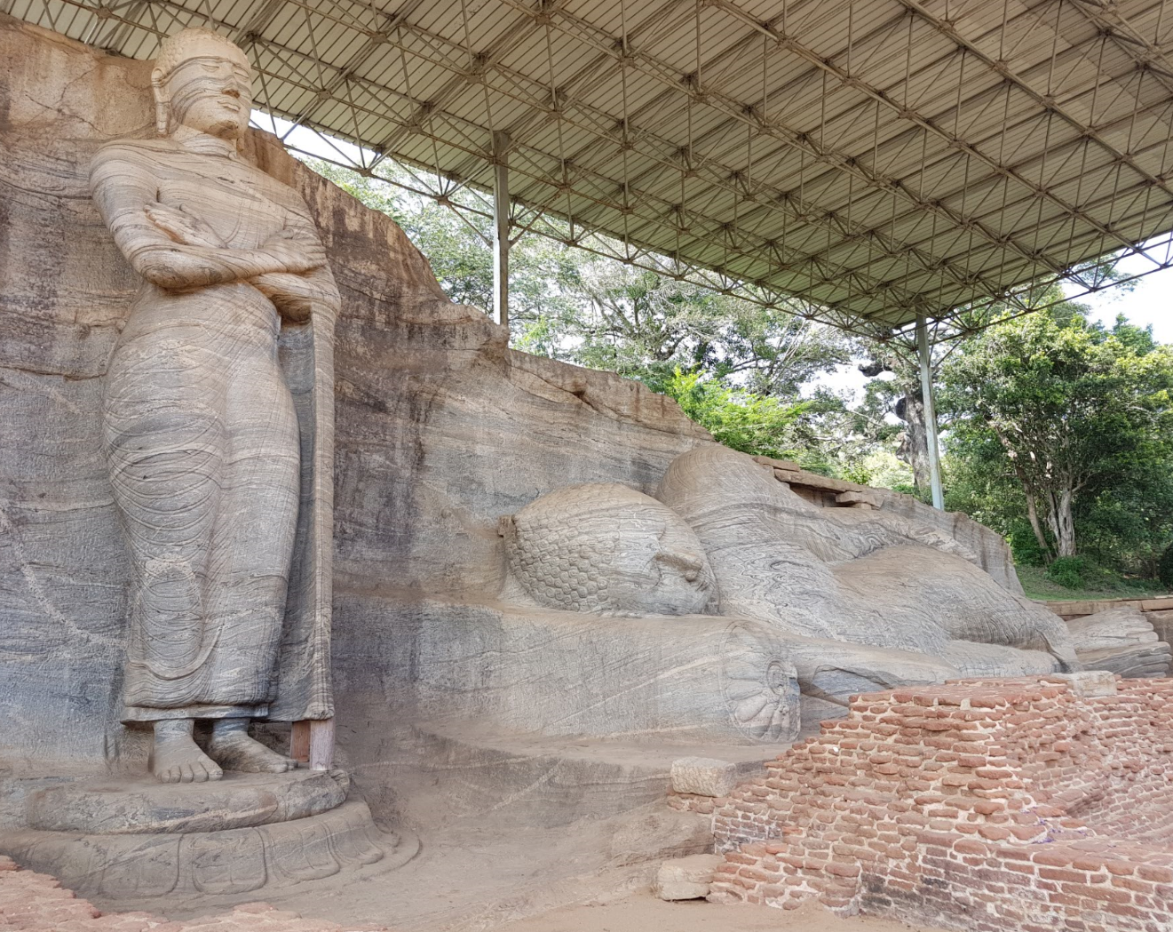 Bouddha debout - Gal Vihara, Polonnaruwa -voyage au Sri Lanka Bouddha debout - Gal Vihara, Polonnaruwa -voyage au Sri Lanka