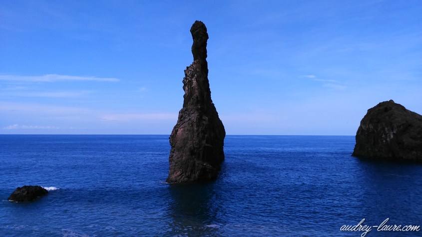 rocher pointu océan
