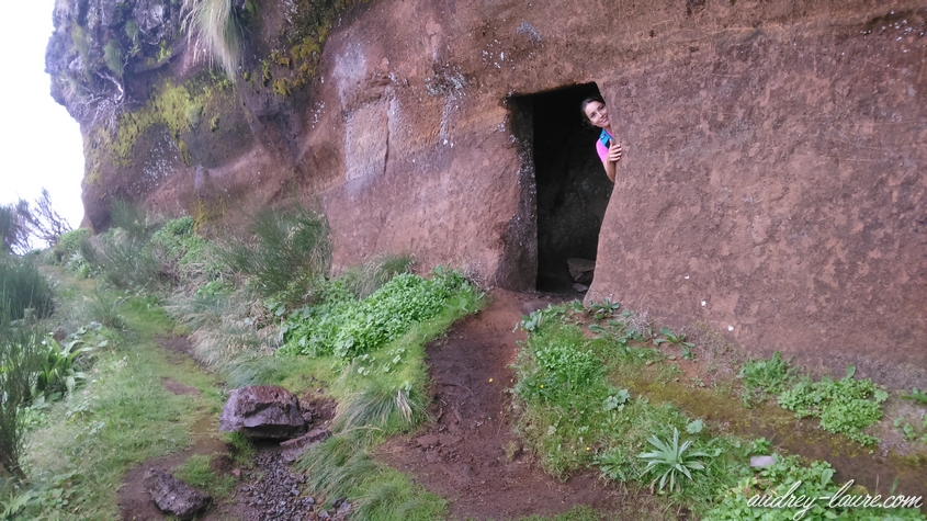 grotte creusée dans la roche encumeada
