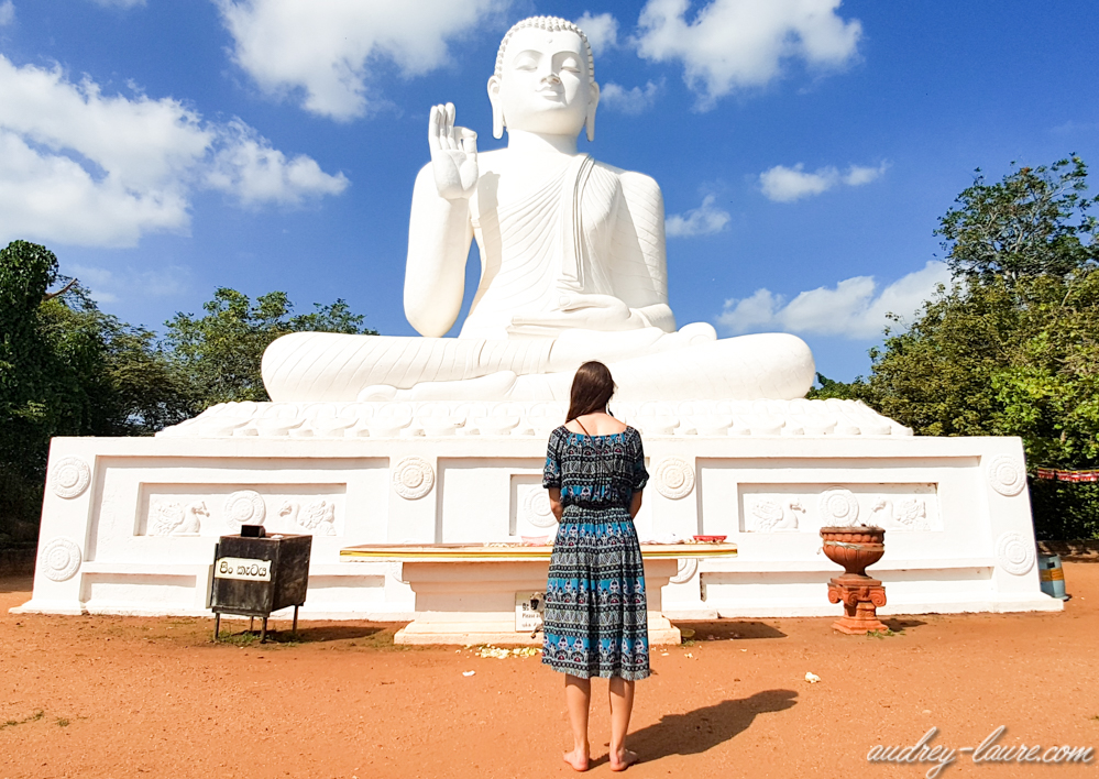 Statue Bouddha blanc Mihintale sri lanka