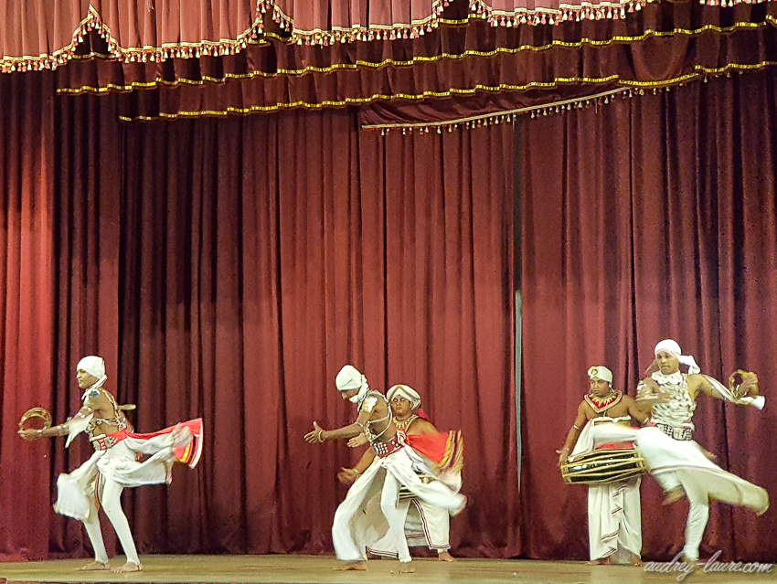 Sri-Lanka-spectacle-de-danse-Kandy--sur-