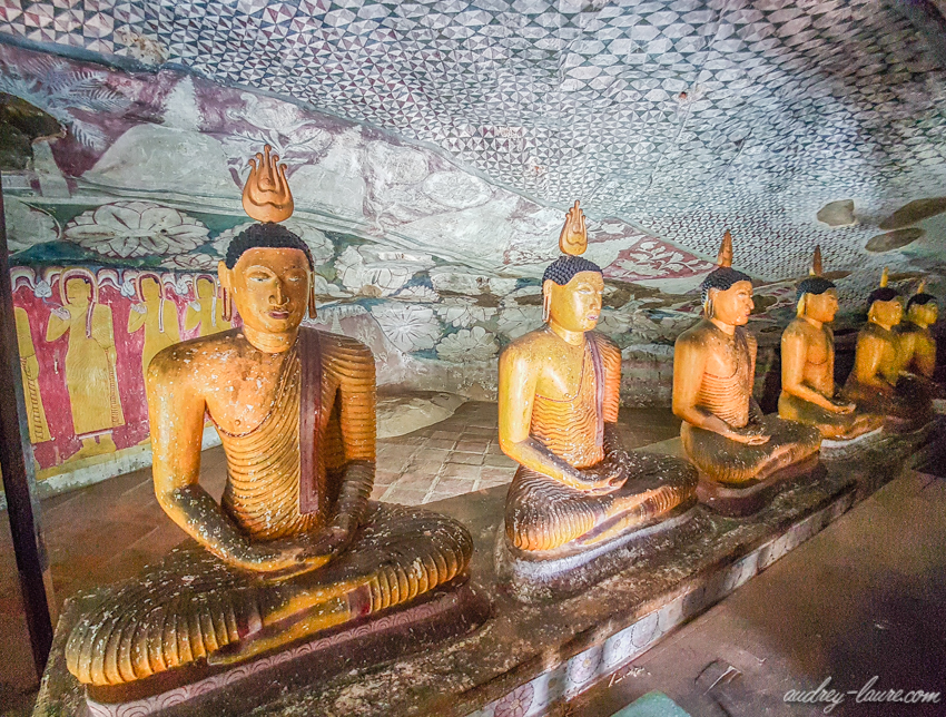 Temple-dOr-de-Dambulla-Bouddha-doré