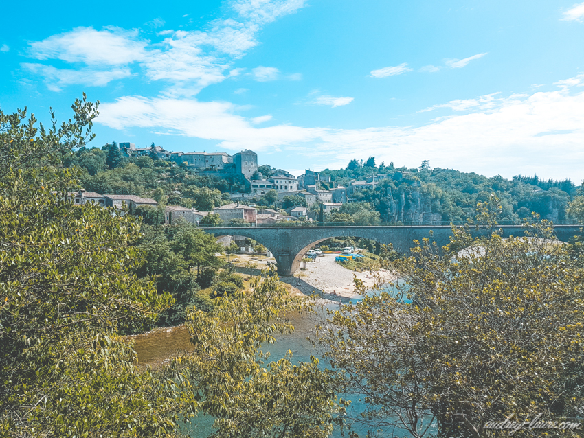 Tourisme en Ardèche-pont en arc au-dessus de la rivière