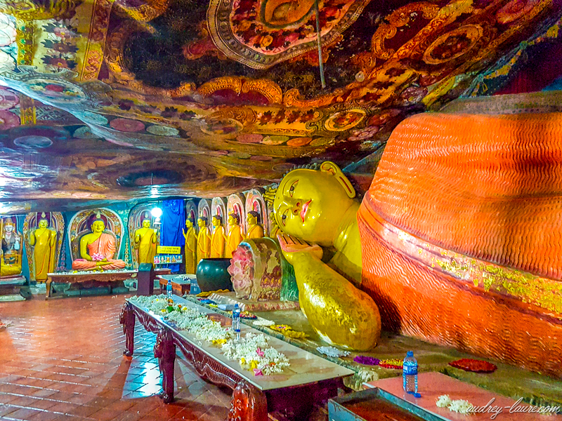 voyage Sri Lanka : temple bouddhiste d'Aluvihara peintures fresques grottes