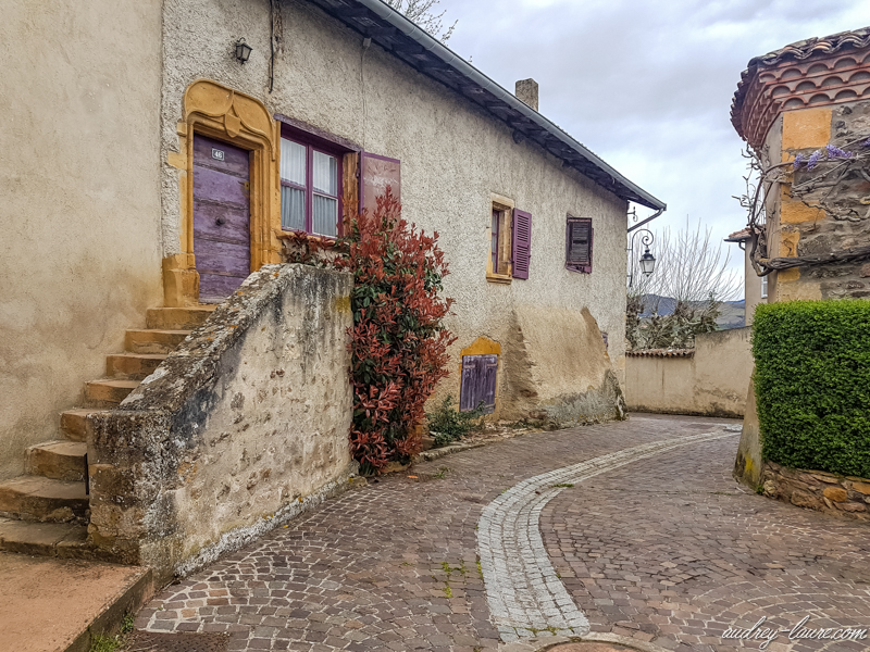 Lire la suite à propos de l’article Ternand, village médiéval du Beaujolais aux maisons couleur ocre